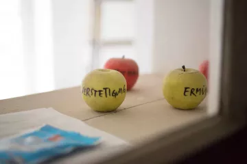 Beschriftete Äpfel auf einem Fensterbrett der Galerie.