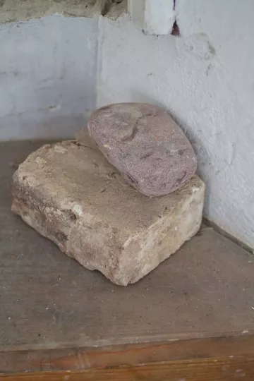 Steine in der Galerie AundV in Lindenau.