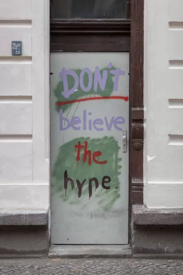 Türbeschriftung an einem Haus in der Lützner Strasse in Leipzig.