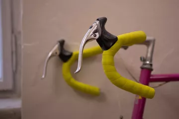 Ein Rennrad steht im Büroraum der Galerie.