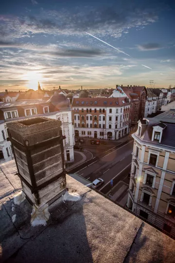 Ein Blick über die Dächer von Lindenau. Im Hintergrund ist die Phillipuskirche zu erahnen.