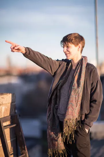 Anna Schimkat auf dem Dach des Gebäudes in der Lützner Strasse in Leipzig Lindenau.