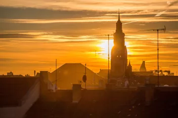 Die Phillipuskirche in Lindenau im Sonnenuntergang.