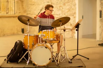 Am Schlagzeug des Lora Kostina Trios sitzt Tom Friedrich.