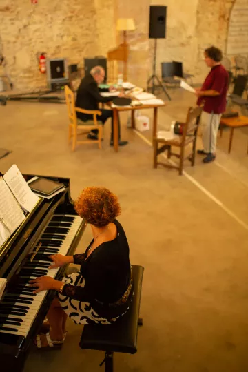 Letzte Abstimmungen zwischen Michael Mendl und Lora Kostina, Pianistin und Komponistin.