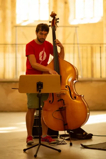 Daniel Werbach am Klassischen Kontrabass.