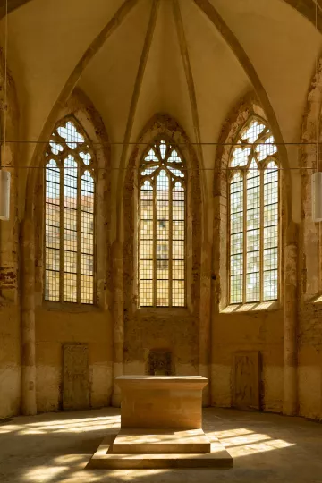 Der Altar der Kirche im ehemaligen Franziskanerkloster Zeitz.