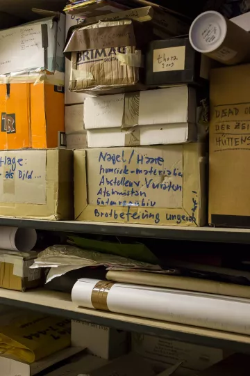 Aufnahme eines Lagerregals in Bertram Haudes Atelier in Leipzig Lindenau.