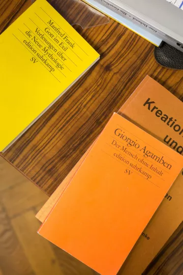 Detailansicht verschiedenenr Bücher in Bertram Haudes Atelier in Lindenau.