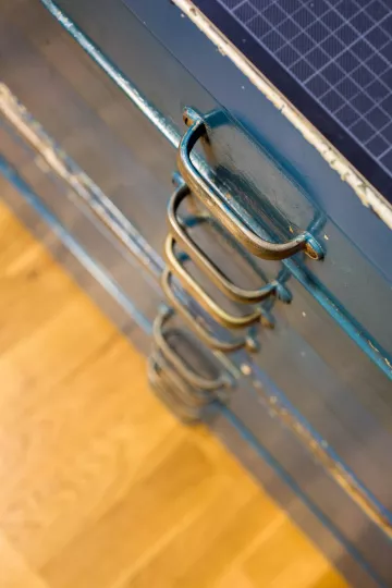 Detailansicht eines Planschranks im Atelier von Bertram Haude.