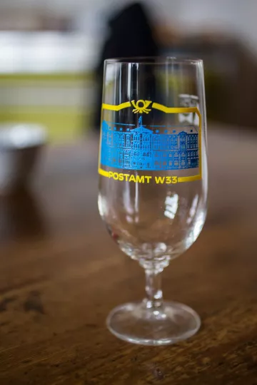 Passend zum Ort findet sich auch ein Bierglas mit Postgravur.