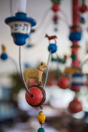 Detailaufnahme eines handgefertigten Kerzenleuchters.