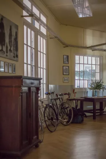 Blick in den Flur der Atelierwohnung von Bertram Haude.