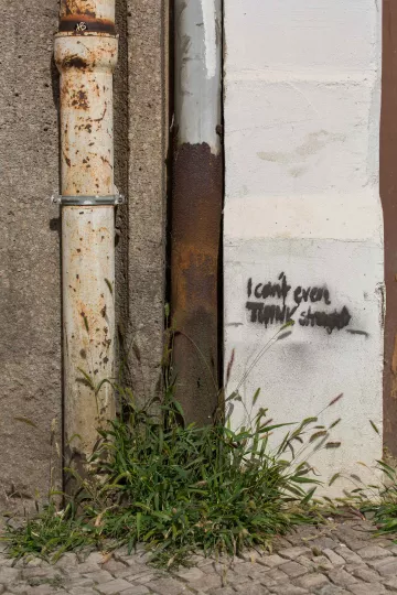Auf einer Hauswand in der Merseburger Straße steht der Text'I cant't even think straight'.