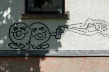 Graffiti an einer Hauswand in der Merseburger Strasse in Leipzig.