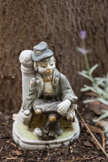 Figuren in einem Beet in der Merseburger Strasse.