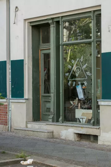 Fassade eines Geschäfts in der Merseburger Strasse in Leipzig.