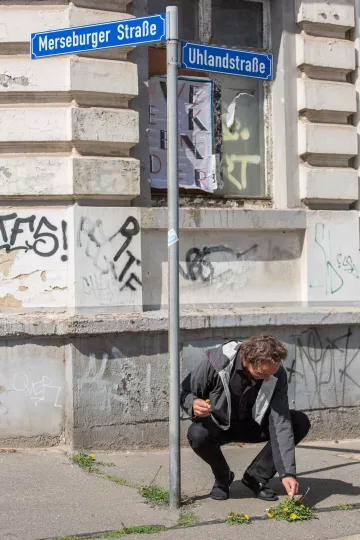 Bertram Weisshaar pflückt Blumen entlang der Merseburger Strasse in Leipzig.