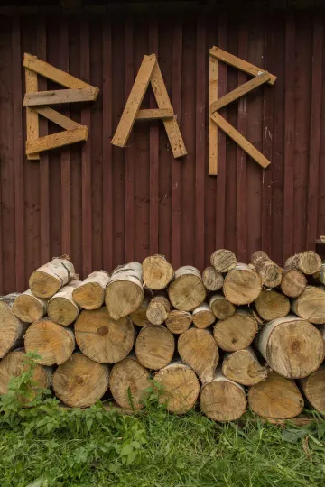Die Bar befindet sich auf einer der Gartenflächen, für die ein neuer Pachtvertrag erstellt wurde. Im September 2016 setzen sich der Eigentümer und der Nachbarschaftsgärten e.V. neu zusammen, um über die Zukunft der Gärten zu sprechen.