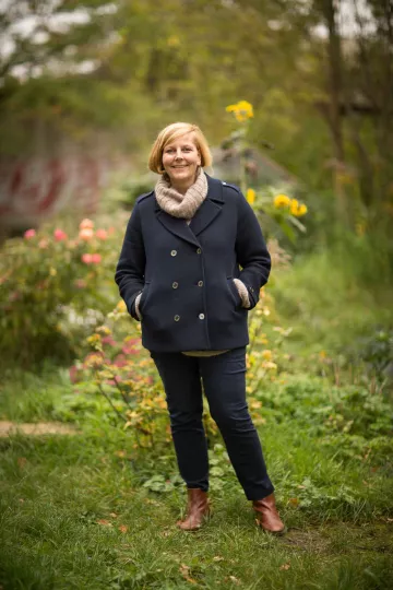 Birgit Seeberger in der grünen Oase der Nachbarschaftsgärten.