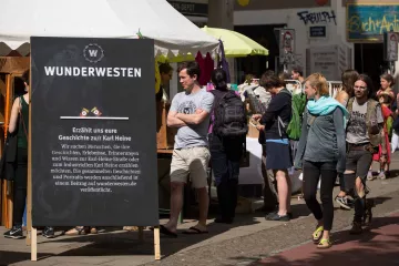 Stand des Wunderwestens auf dem Bohei Fest vor dem Josephkonsum.