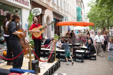Impressionen des Boheim & Tam Tam Straßenfestes in Leipzig auf der Karl-Heine-Straße.