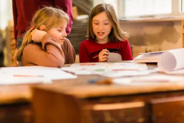 Intensiver Austausch über die Weiterentwicklung einer Geschichte.
