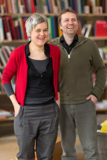 Birgit Schulze-Wehninck und Sven Riemer in der Buchkinderwerkstatt in Leipzig Lindenau.
