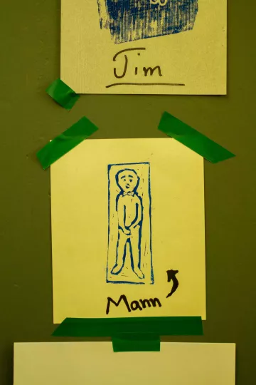 Beschilderung der Herren-Toilette in der Werkstatt der Buchkinder Leipzig.