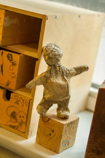 Pappfigur in der Buchkinderwerkstatt.