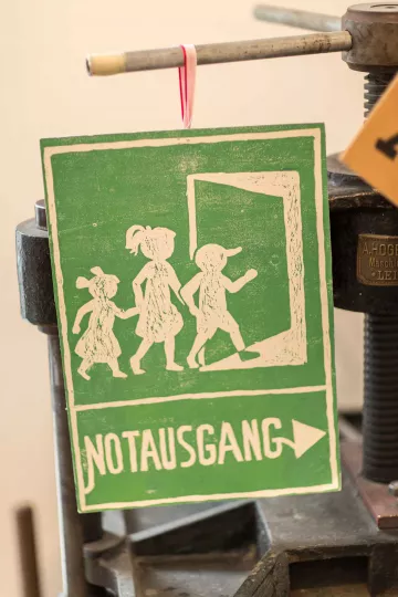 Schild mit dem Titel 'Notausgang' in der Buchkinderwerkstatt in Leipzig Lindenau.