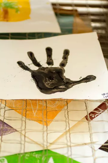 Eine Zeichung trocknet in der Buchkinderwerkstatt in Leipzig Lindenau.