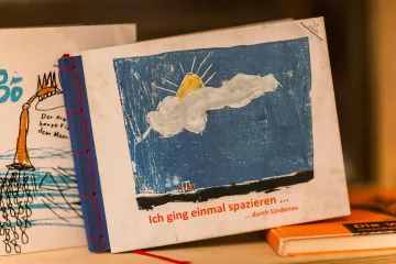 Detailaufnahme eines Buchumschlags.