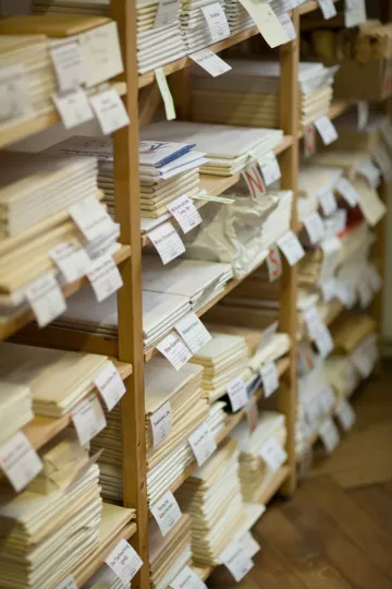 Aufnahme eines Regals im Lagerbereich der Buchkinder Leipzig.