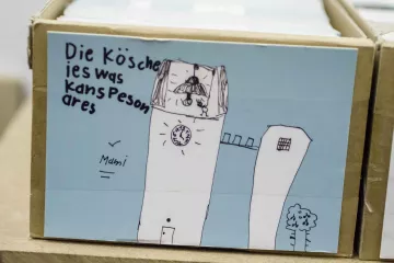 Postkarten in einem Karton im Lager der Buchkinder.