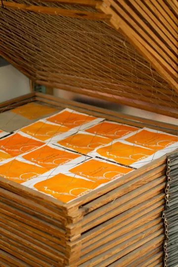 Druckbögen trocknen in der Werkstatt der Buchkinder in Leipzig.