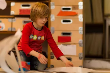 Ein Buchkind arbeitet an seinen Zeichnungen in der Werkstatt der Buchkinder Leipzig.