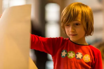 Ein Buchkind betrachtet sein Werk.