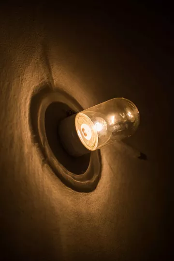 Detailaufnahme einer Lampe.