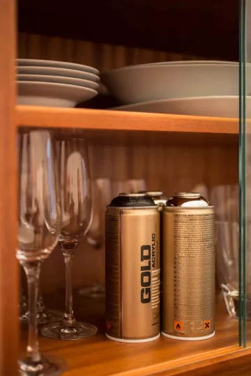 Sprühdosen in einem Schrank.