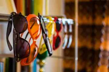 Mehrere Sonnenbrillen hängen aufgereit nebeneinander in der Leipziger Dachwohnung.