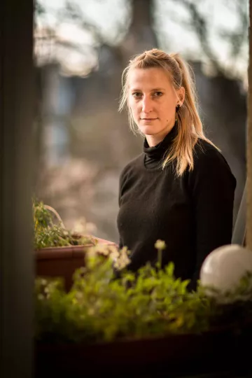 Caro auf dem Balkon ihrer Wohnung in Leipzig Lindenau.