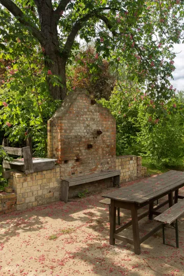 Blick auf einen Sitzbereich im Garten von Christina Weiß.