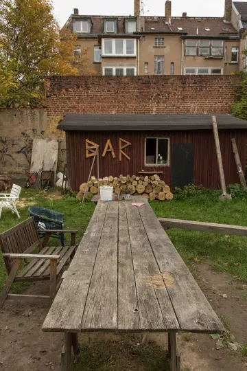 Ein langer Tisch in den Nachbarschaftsgärtn in Leipzig Lindenau an dem eine große Gruppe von Menschen sitzen kann.