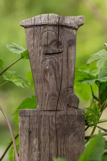 Detailaufnahme einer handgeschnitzten Figur im Zaun vor dem Haus in der Roßmarktstraße in Leipzig Lindenau.