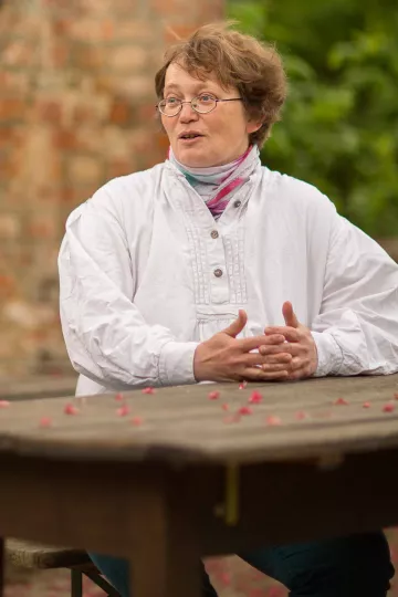 Christina Weiß in ihrem Garten in Leipzig Lindenau.
