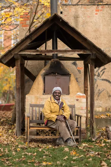 Salomon Oriedo vor dem Lehmbauofen, der 2004 unter seiner Anleitung gebaut wurde.