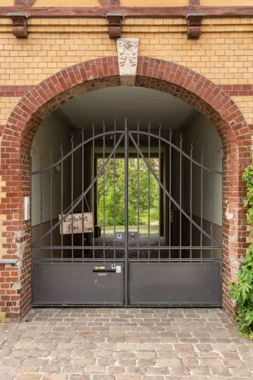Das Hoftor des Hauses in der Roßmarktstraße in Leipzig Lindenau in dem Christina Weiß lebt.