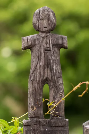 Detailaufnahme einer handgeschnitzten Figur im Zaun vor dem Haus in der Roßmarktstraße in Leipzig Lindenau.