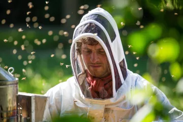 Christopher Mann bei seiner Arbeit als Imker im Clara-Zetkin-Park in Leipzig.